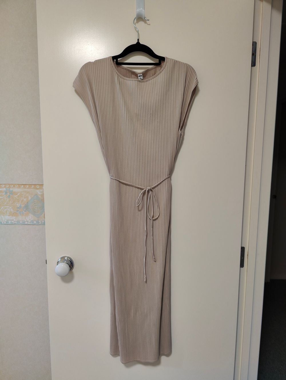 uniqlo - Pleated Dress - Natural on Designer Wardrobe uniqlo - Pleated Dress - Natural on Designer Wardrobe
