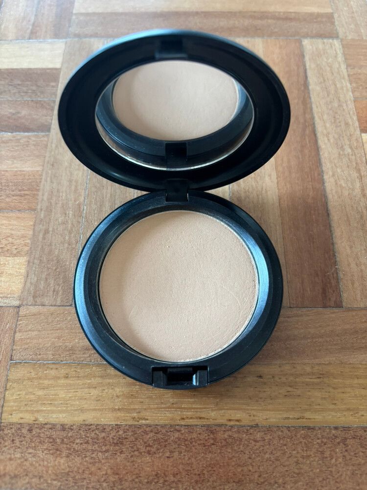 MAC Studio Careblend Pressed Powder Medium Dark