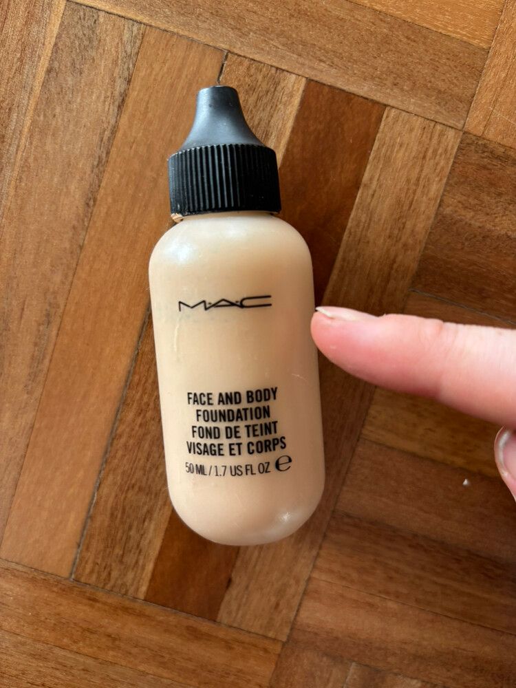 MAC Face and Body Foundation N1
