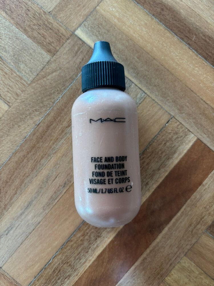 MAC Face and Body Foundation N9