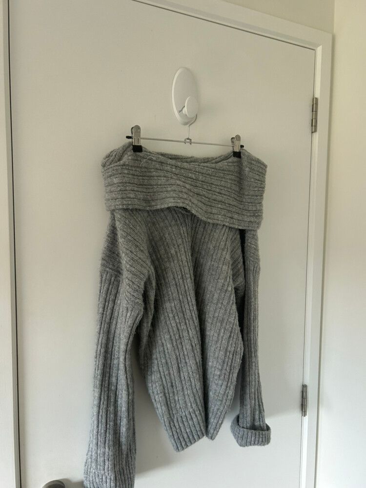 Off shoulder knit