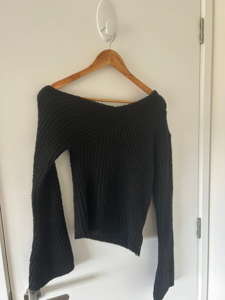 Off shoulder knit