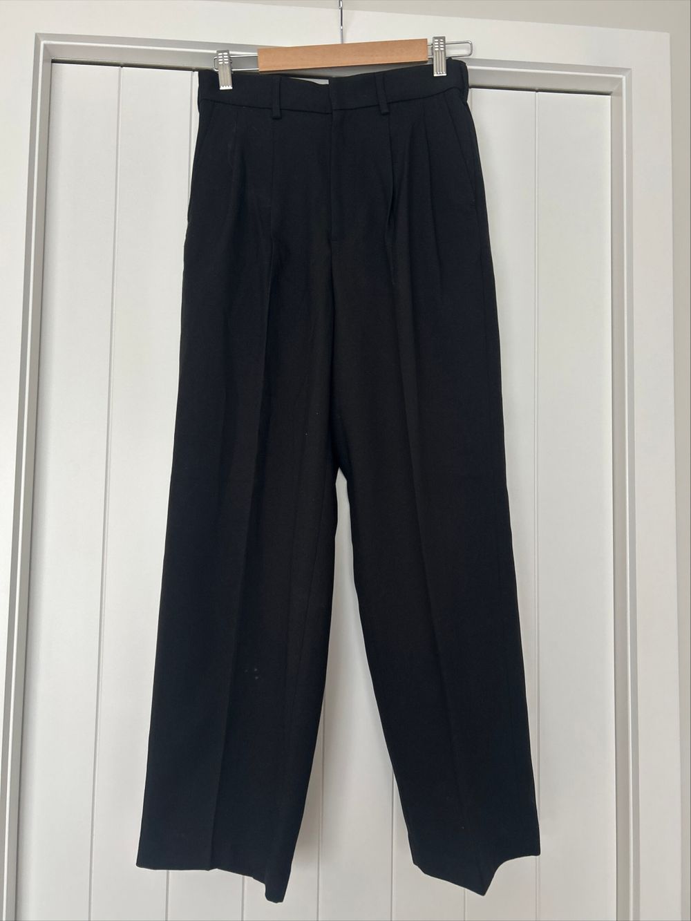 GU Men’s black wide legged pants from Japan