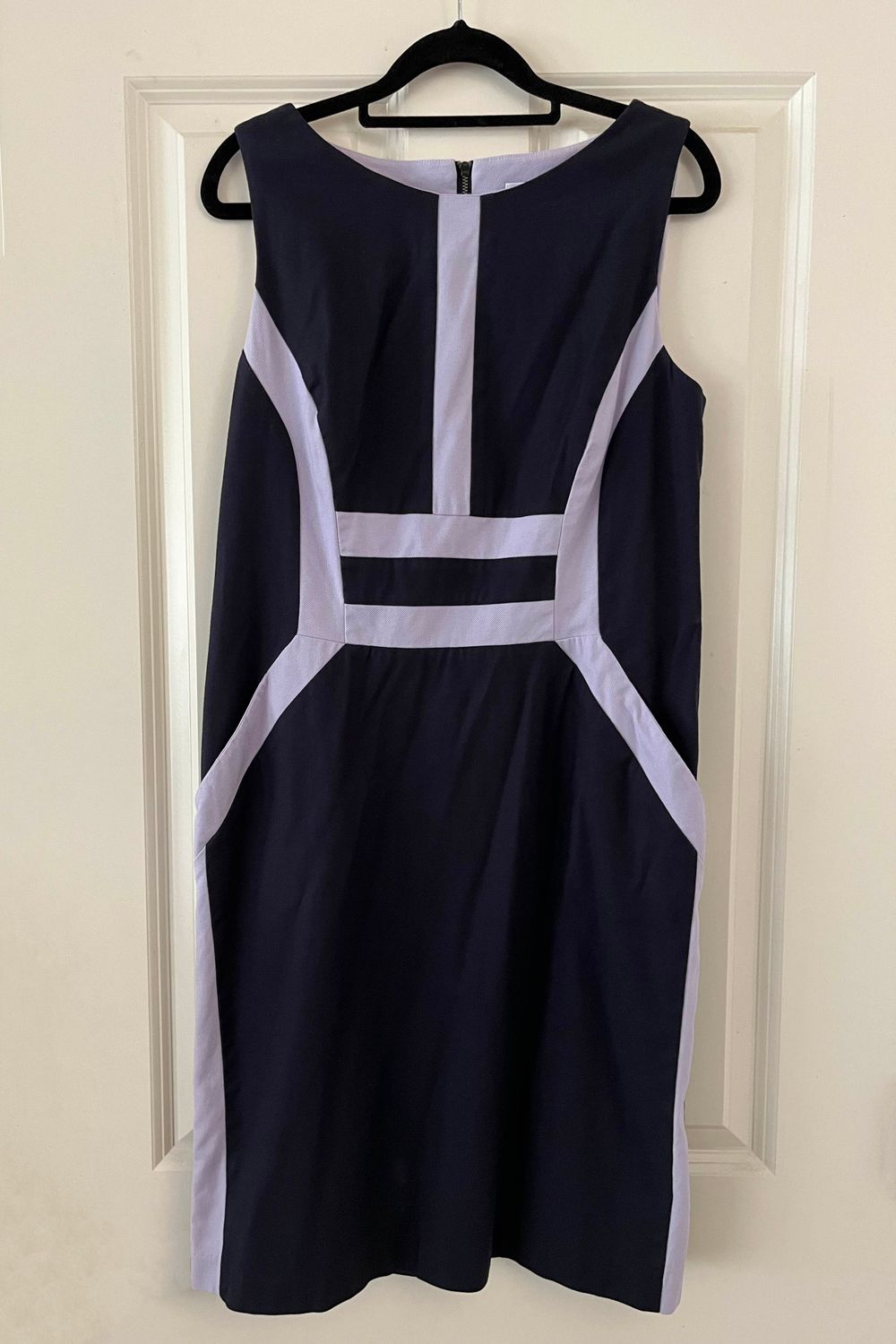 Sleeveless dress with light purple details