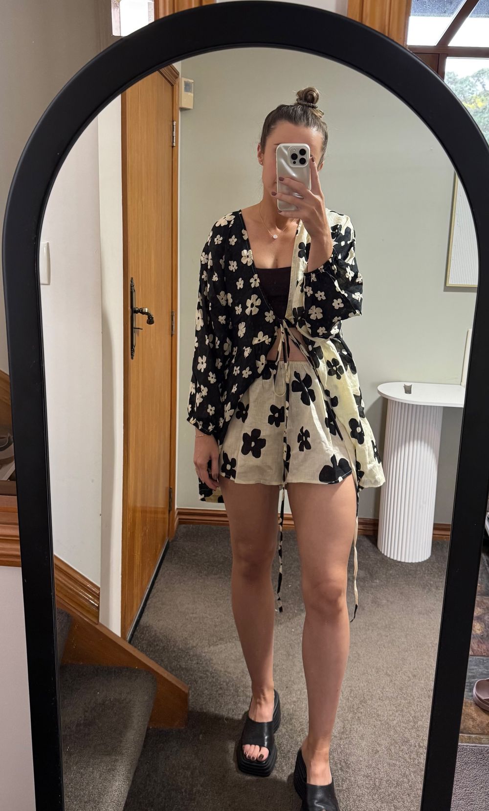 Black & Bone Flower Linen shorts