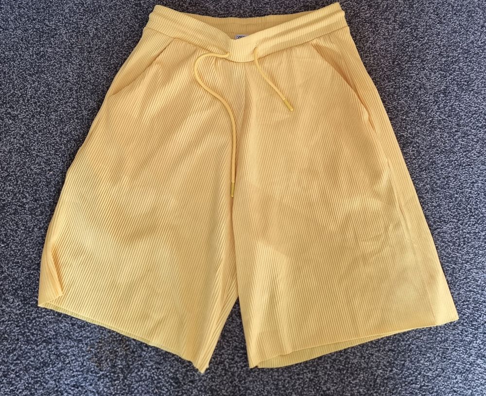 Zara Ribbed Yellow Shorts - M