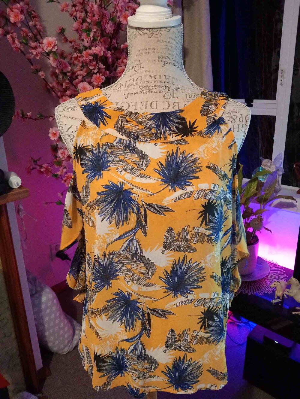 koralline Italian shoulder cut out top
