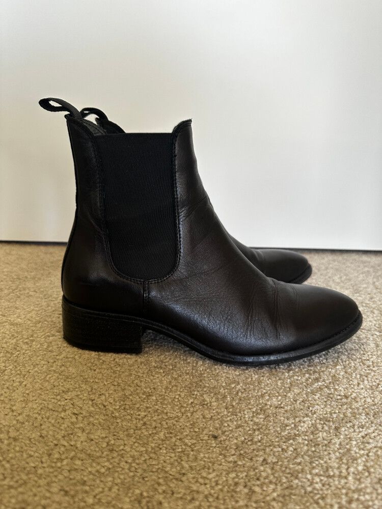 EOS Celina Black Boots