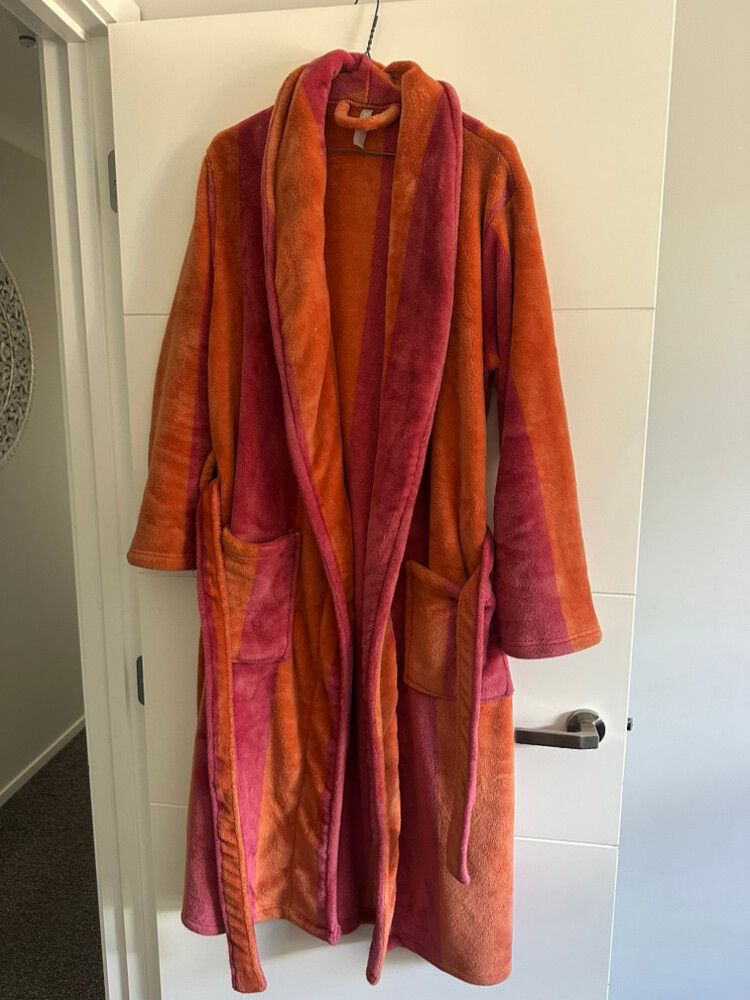 Bed Bath & Beyond Orange Pink dressing gown