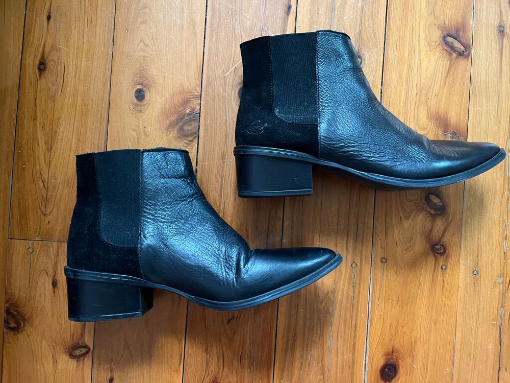 Black Levi’s Chelsea Boots suede and leather