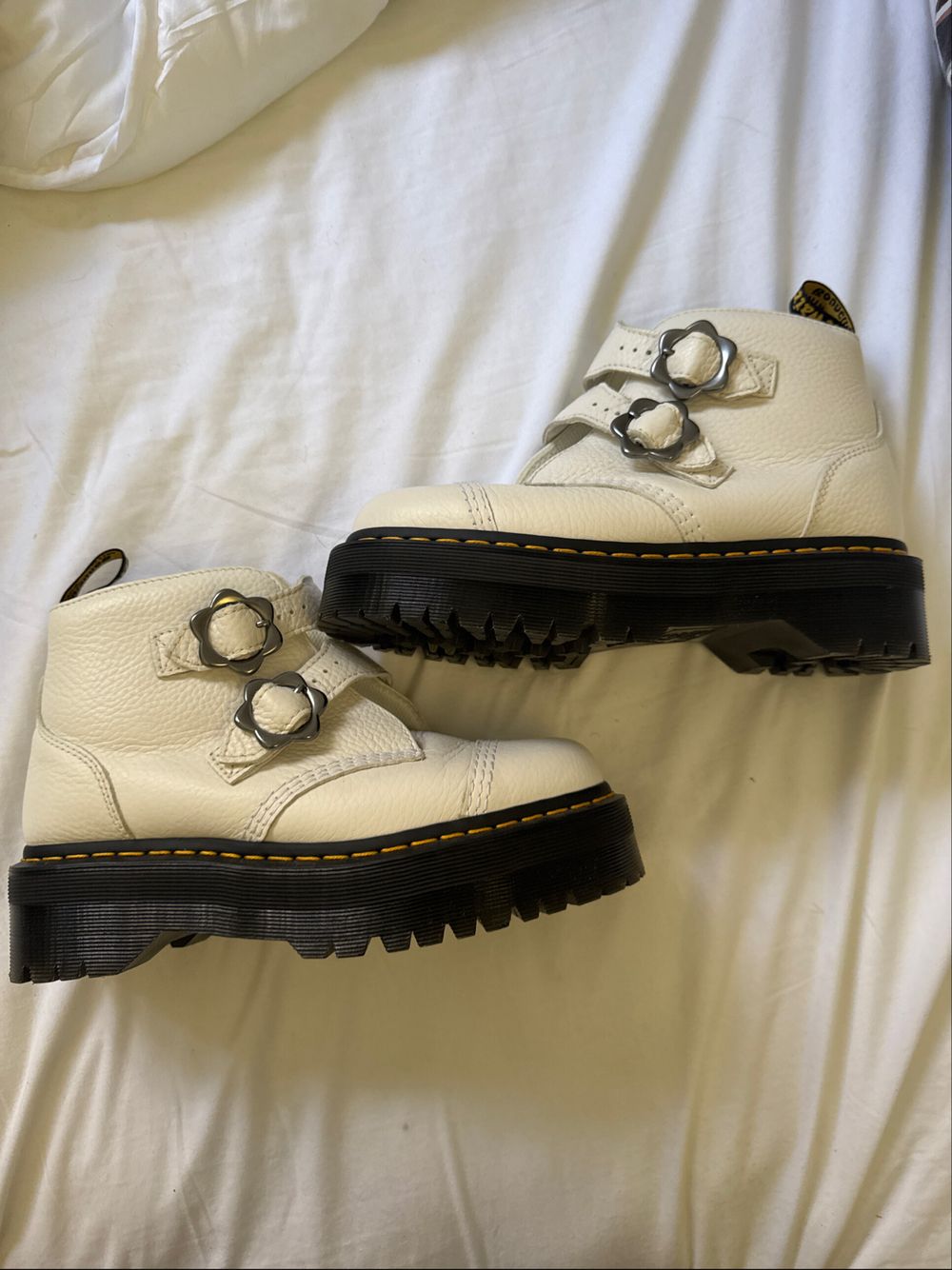 Devon Flower 2 Dr Martens