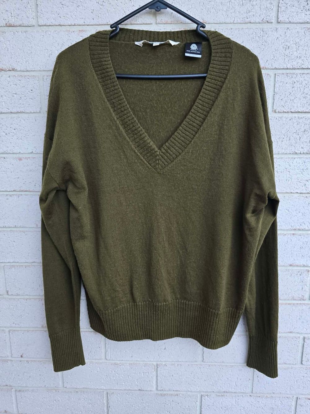 NORTH SOUTH MERINO Pure Merino Wool V-Neck Jumper - Size M