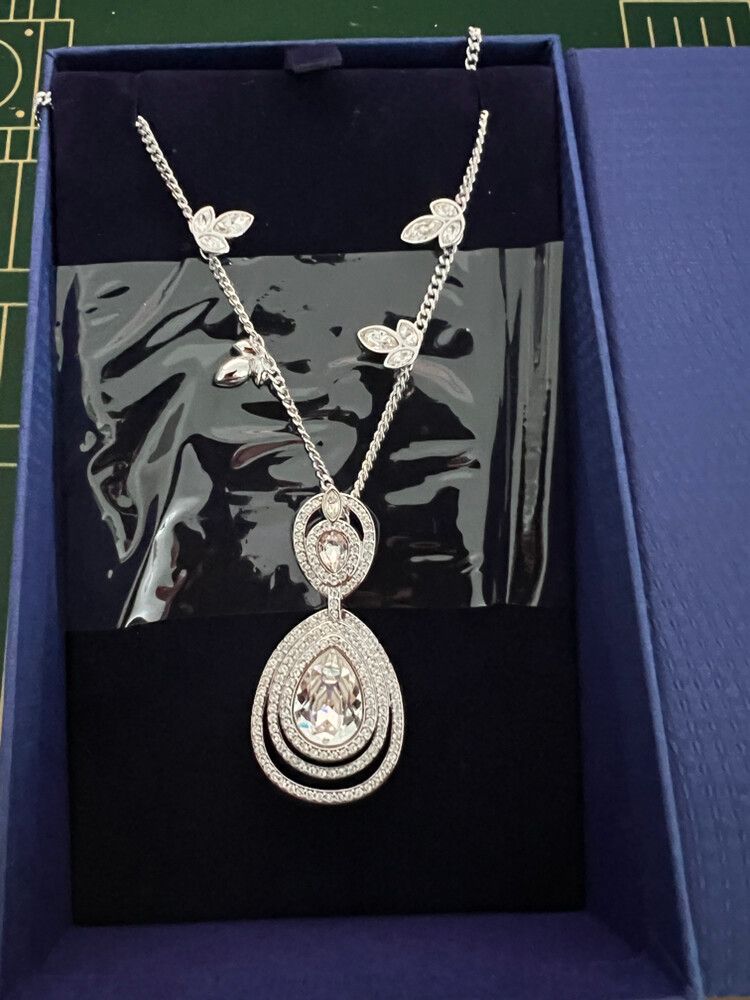 Double Pear Shaped Crystal Necklace With Small Leave Custer Details