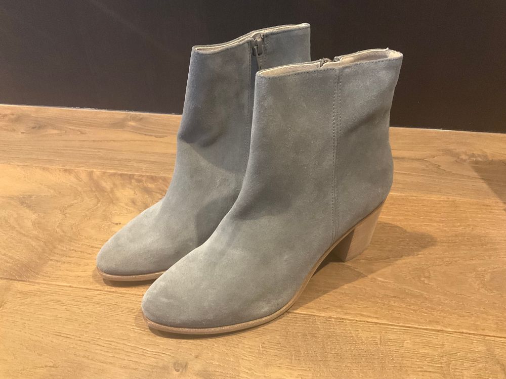 Mi Piaci BNNW Grey suede boots size 39