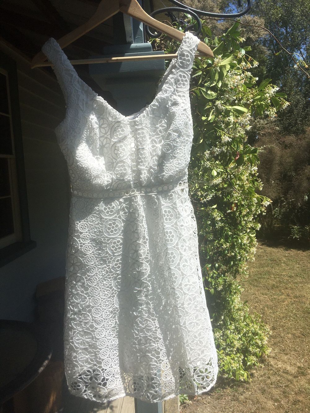 Lace dress with lining