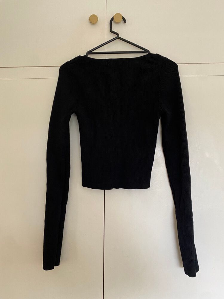 Black Cut Out Glassons Top