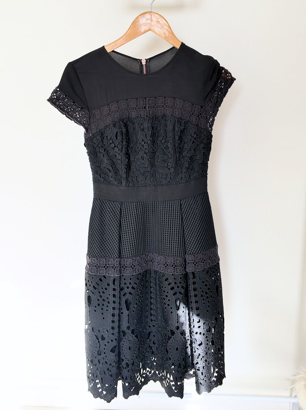 Ted Baker - Ted Baker Jamisen Layered Lace Dress on Designer Wardrobe Ted Baker - Ted Baker Jamisen Layered Lace Dress on Designer Wardrobe