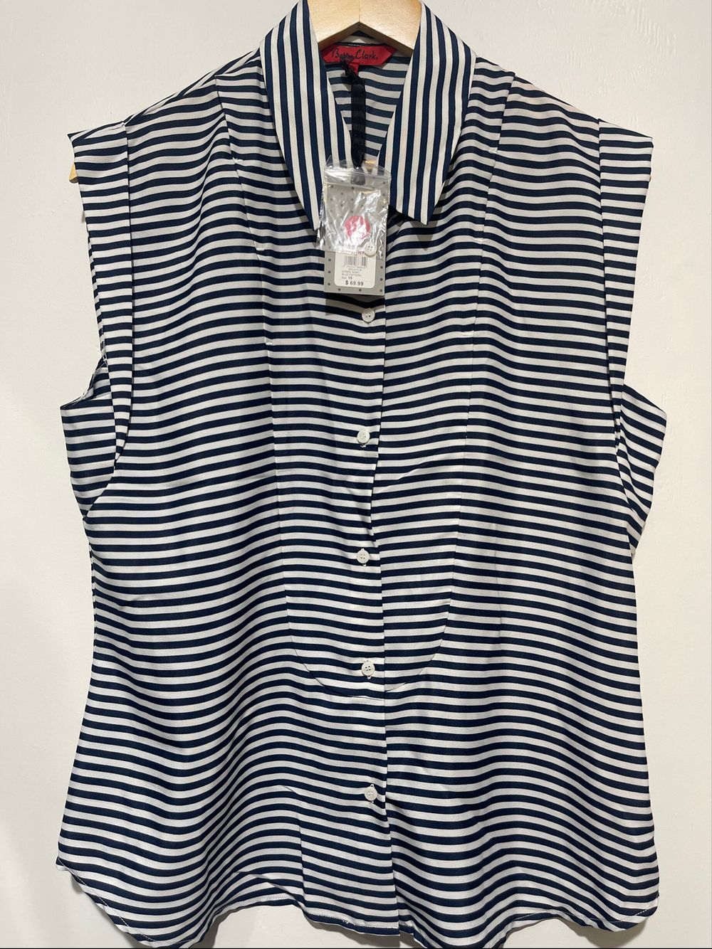 sleeveless shirt