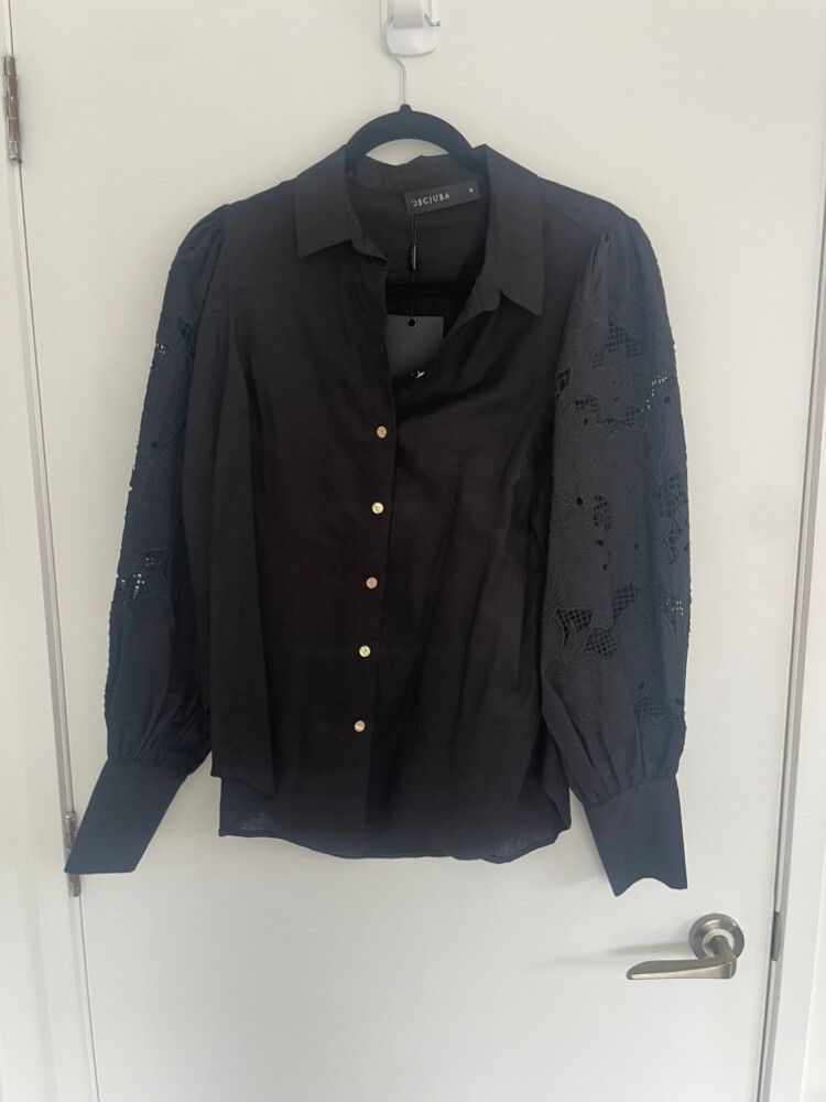 Decjuba Lace sleeve black shirt