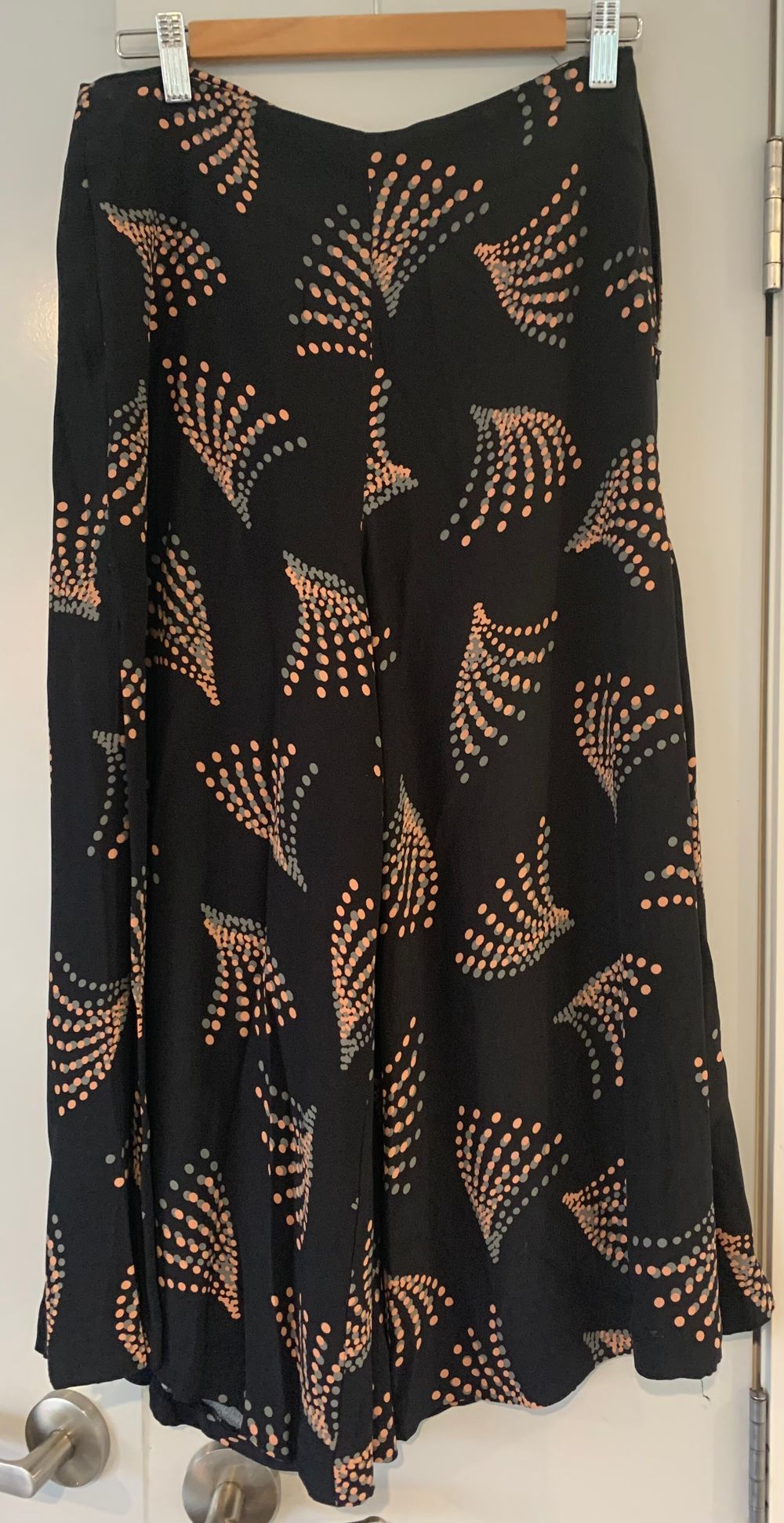 Country Road wide leg culottes pants black pleated black coral/grey motif