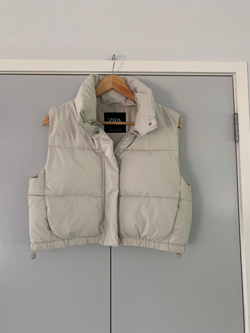 Zara cropped puffer Sleeveless Jacket beige oyster Size M waterproof coated