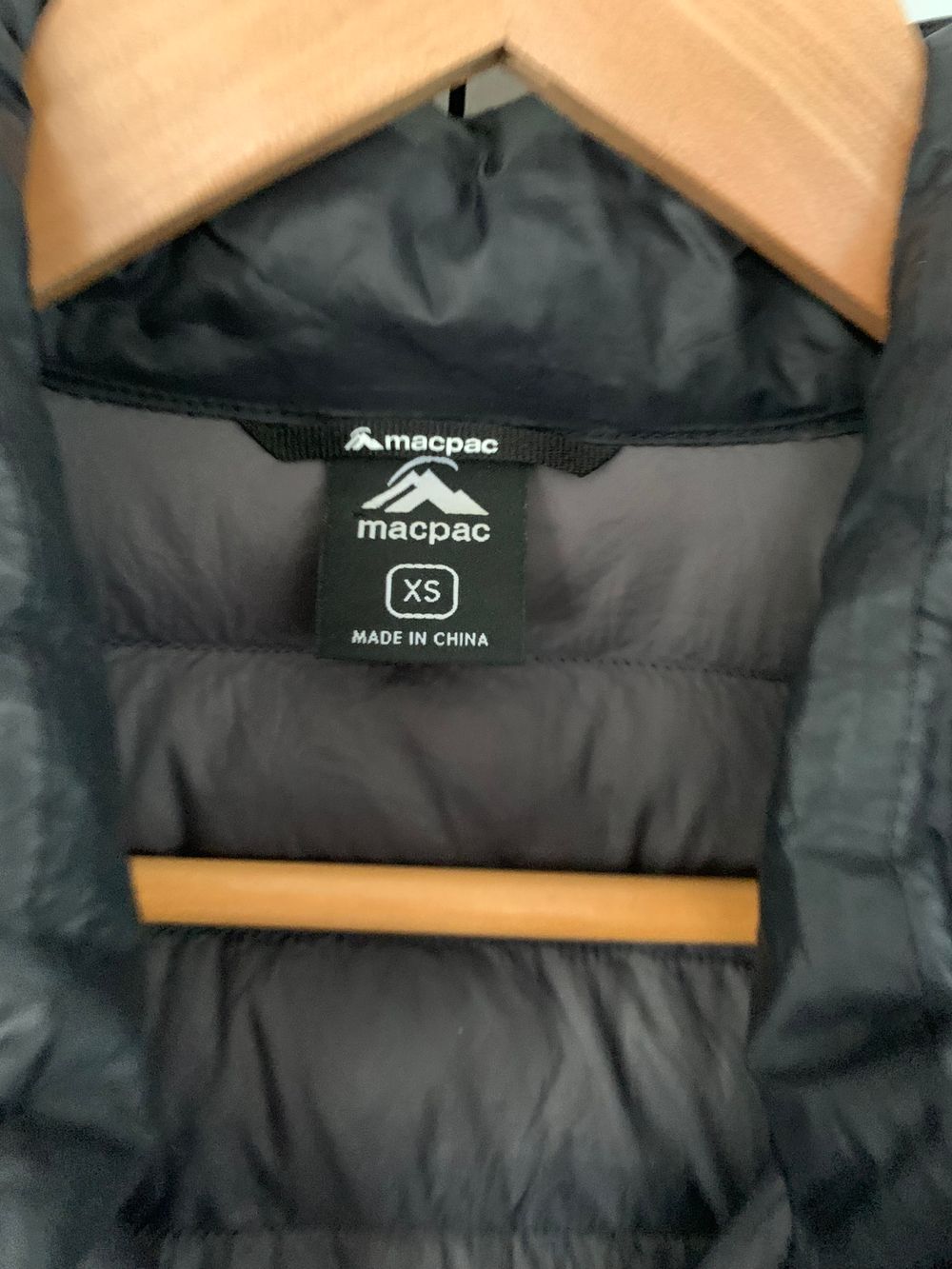 Macpac down puffer jacket padded coat S/M lightweight winter outdoors relaxed fit image 9