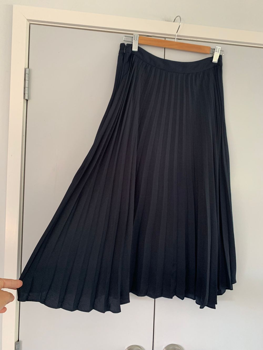 Max satin Pleated midi Skirt navy blue preppy chic classic image 2