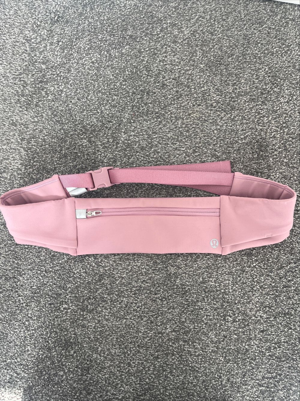 lululemon - Lululemon Pink Running Belt Bag on Designer Wardrobe lululemon - Lululemon Pink Running Belt Bag on Designer Wardrobe