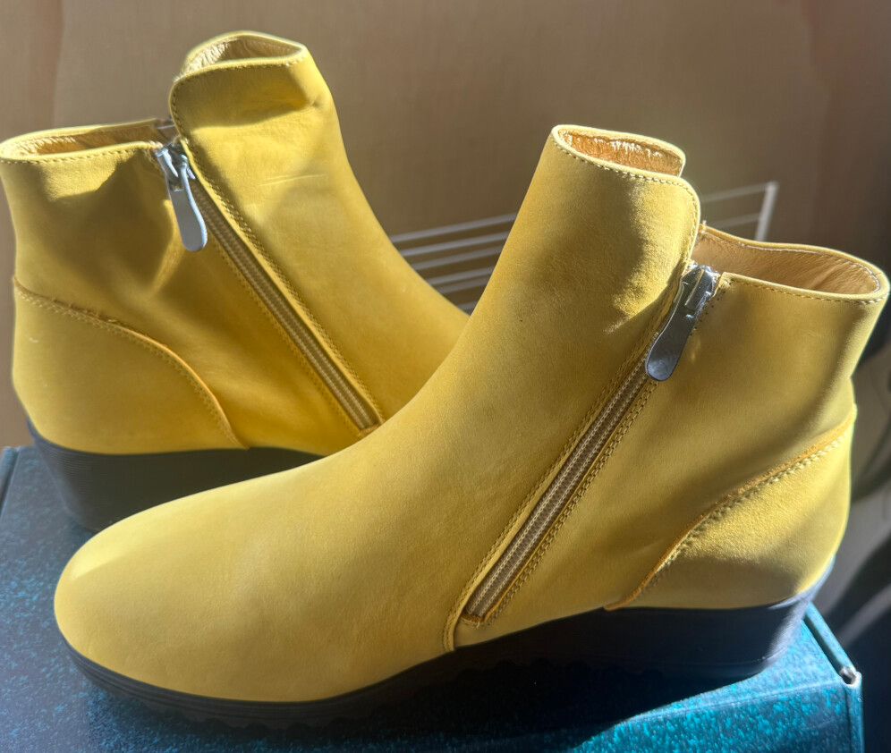 VIA NOVA Suede Yellow Boots - size 41