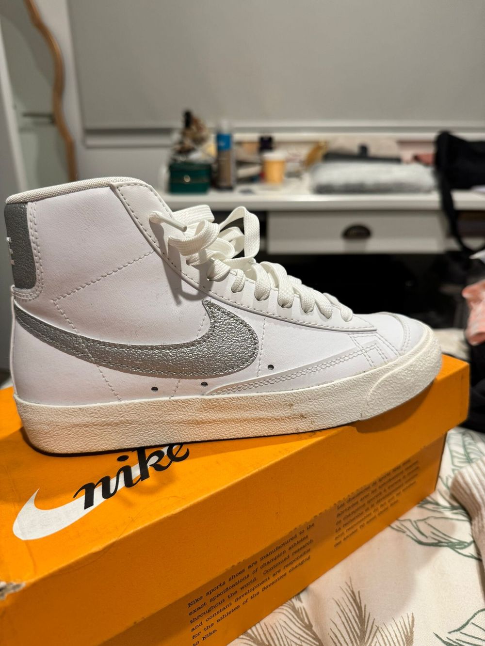 Nike White Blazer Mid '77 Ess Sneakers