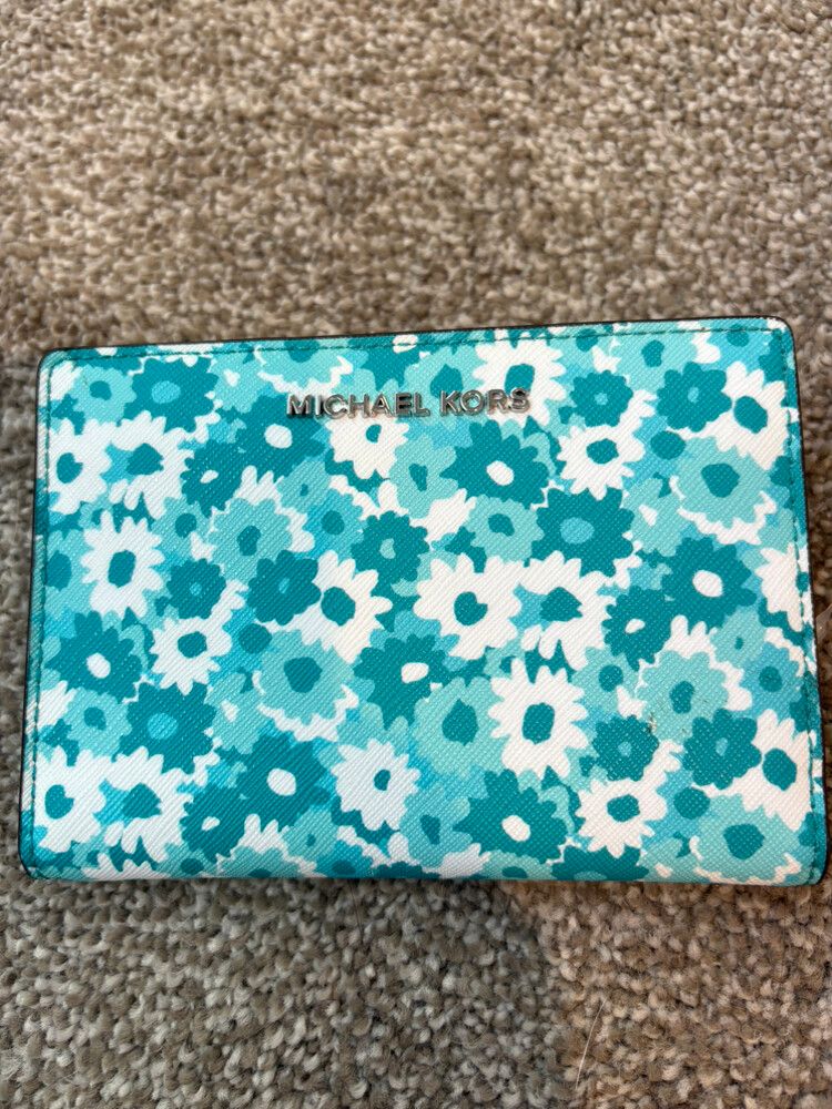 👛 Michael Kors Floral Wallet purse