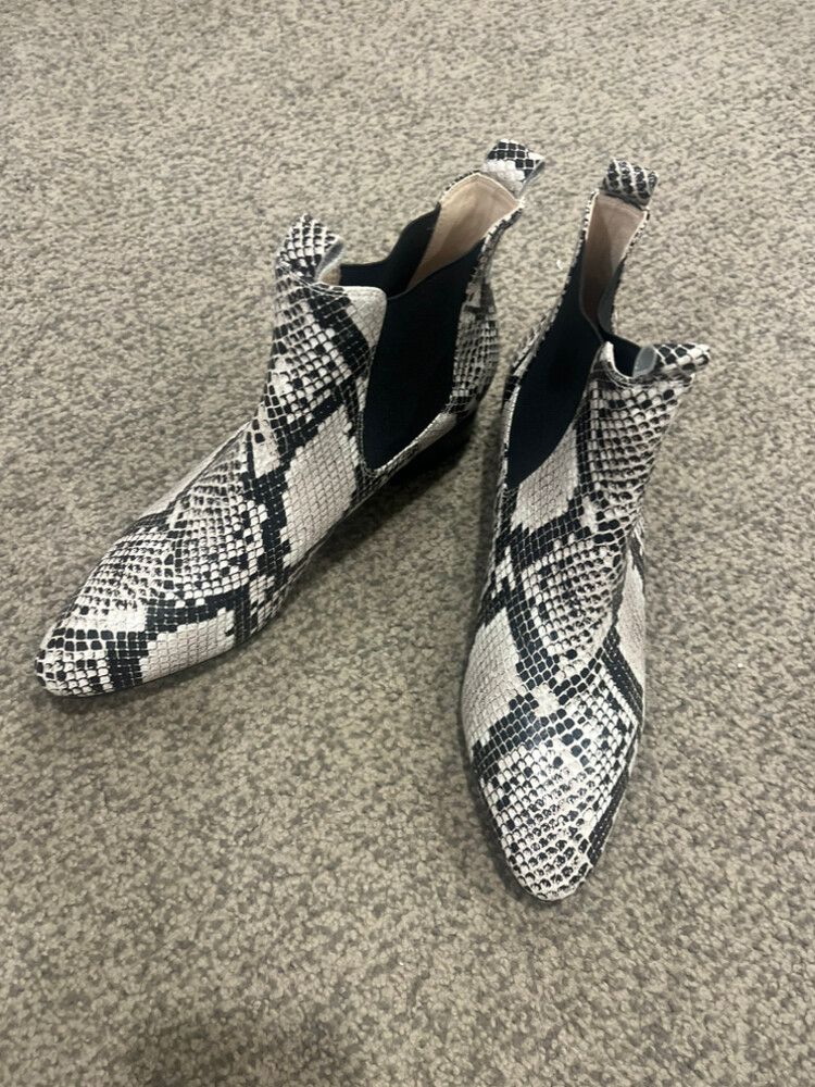 Moochi leather Boots AS NEW 39