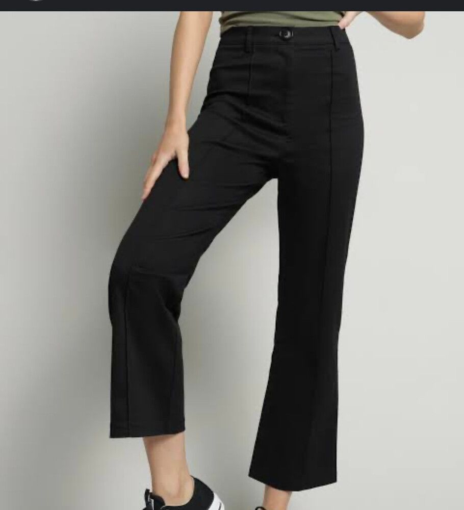 BLACK FIT & FLARE CROPPED PANTS