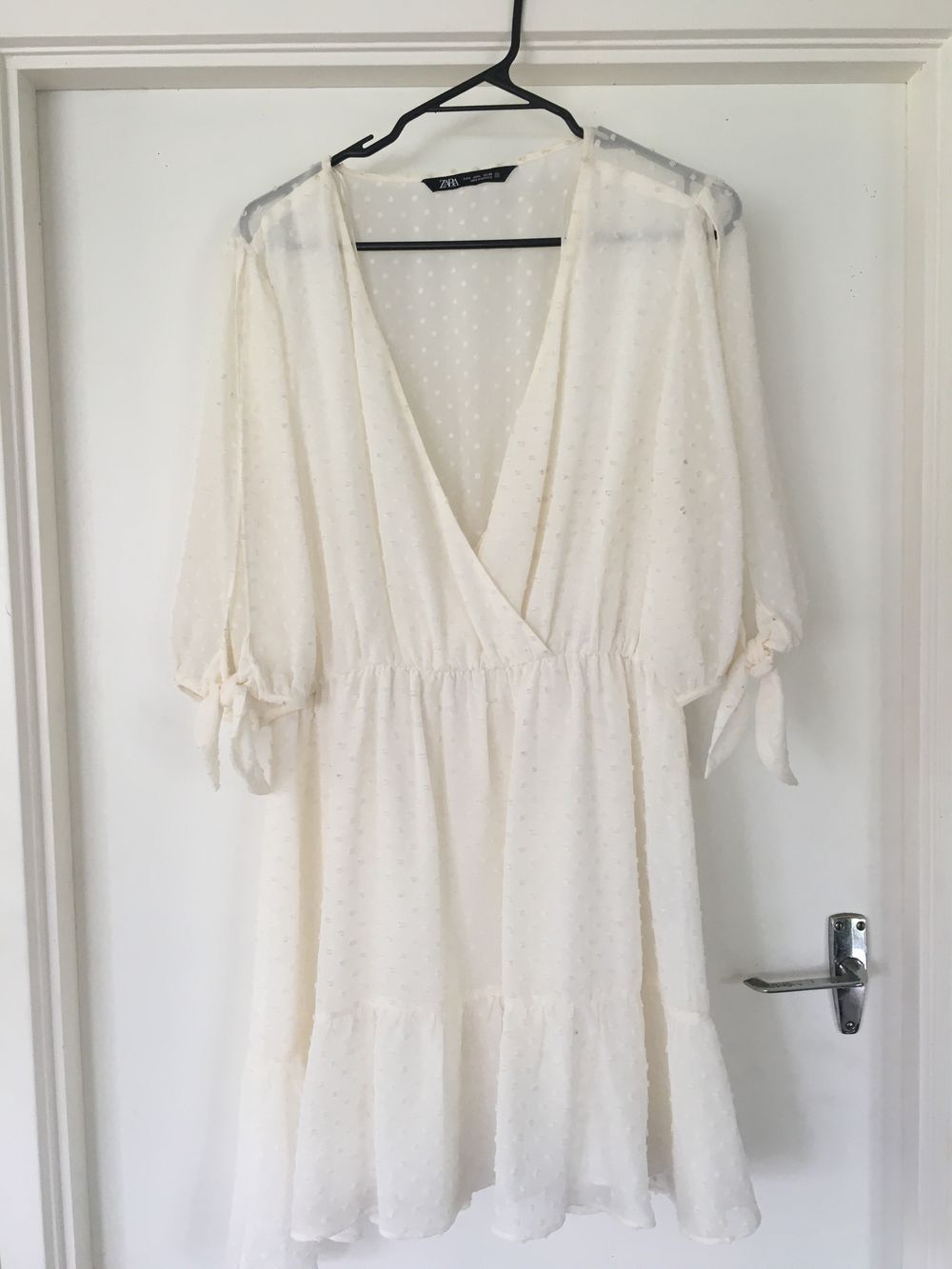 Zara - White flowy mini dress on Designer Wardrobe Zara - White flowy mini dress on Designer Wardrobe