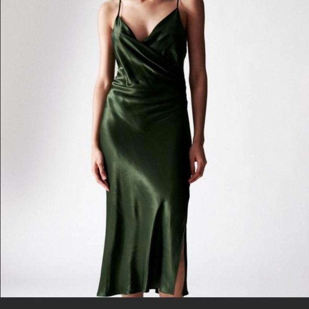 Zara - ZARA Satin Green Midi Dress - Size M on Designer Wardrobe Zara - ZARA Satin Green Midi Dress - Size M on Designer Wardrobe