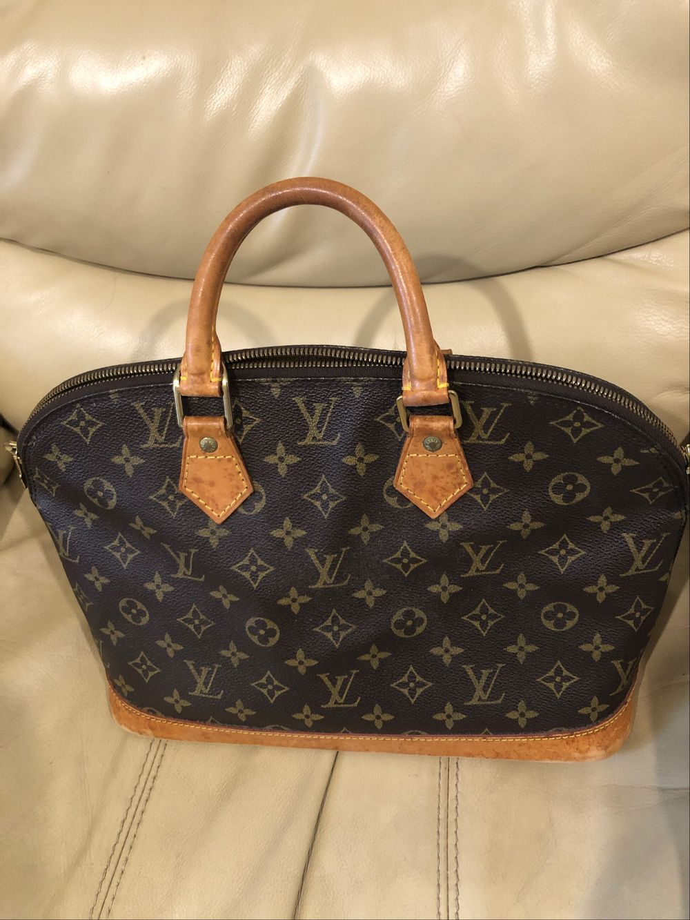 Louise Vuitton Alma Pm size.