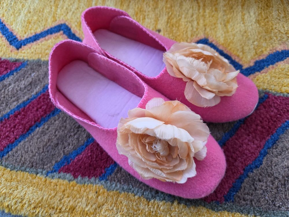 🌸 Pink Felt Slippers with Flower Corsage – Women's (Insole ~24cm)