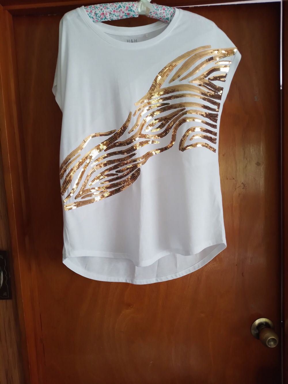 Lovely top with gold blaze on it.