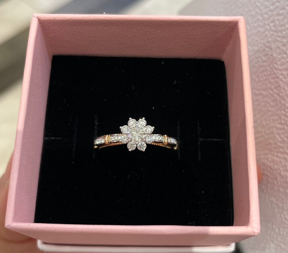 Elegant 18K two-tone diamond cluster ring