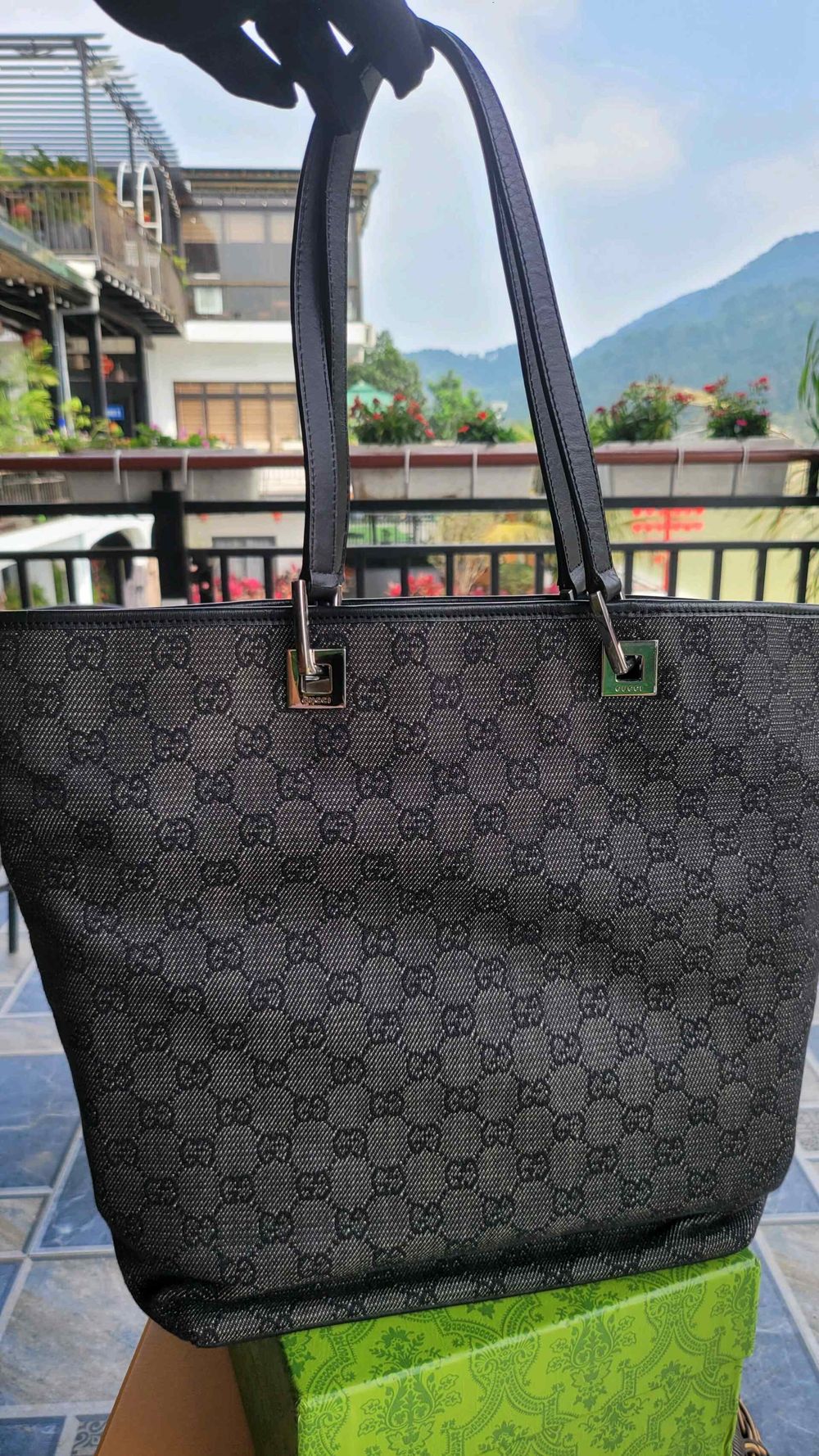 Pre-owned authentic Gucci Tote bag