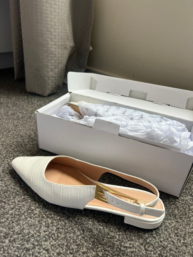 Isla Pointed Flats