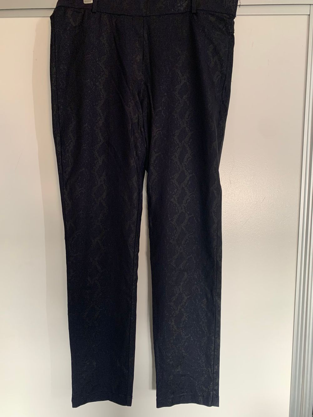 Threadz - dark blue/nearly black -  snakeskin design pants  - brand new