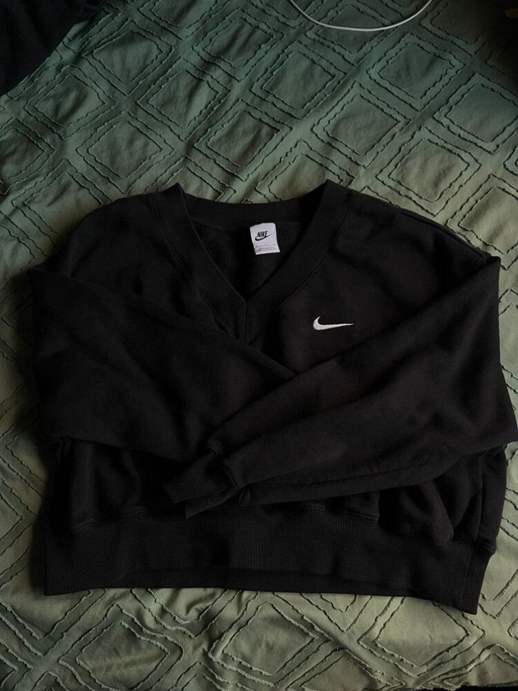 NIKE Black V-Neck Cropped Jumper