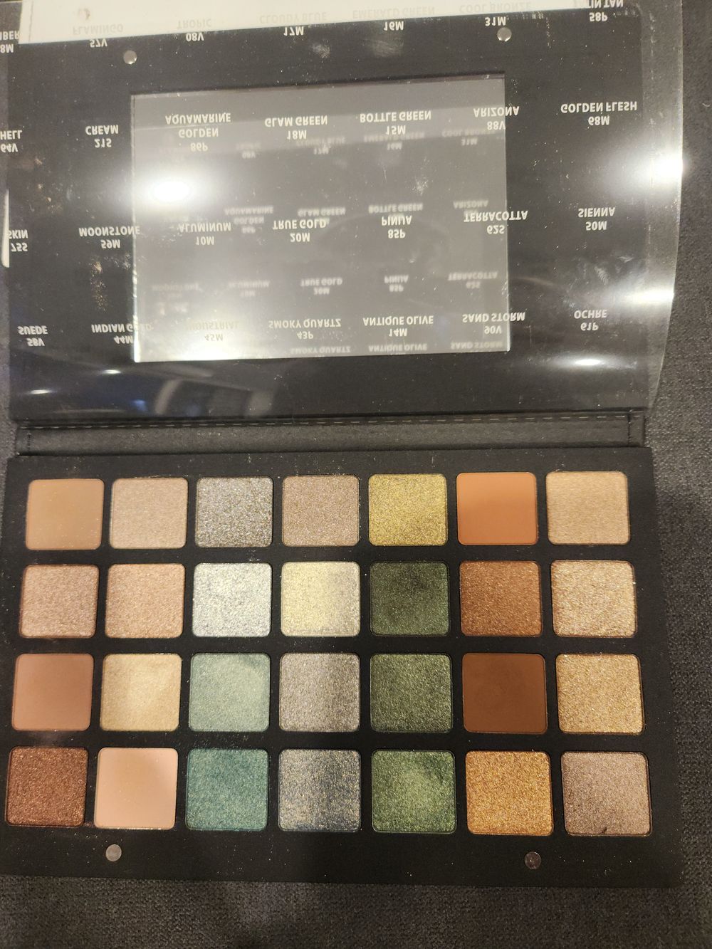 Eyeshadow palette 28 Green/Brown