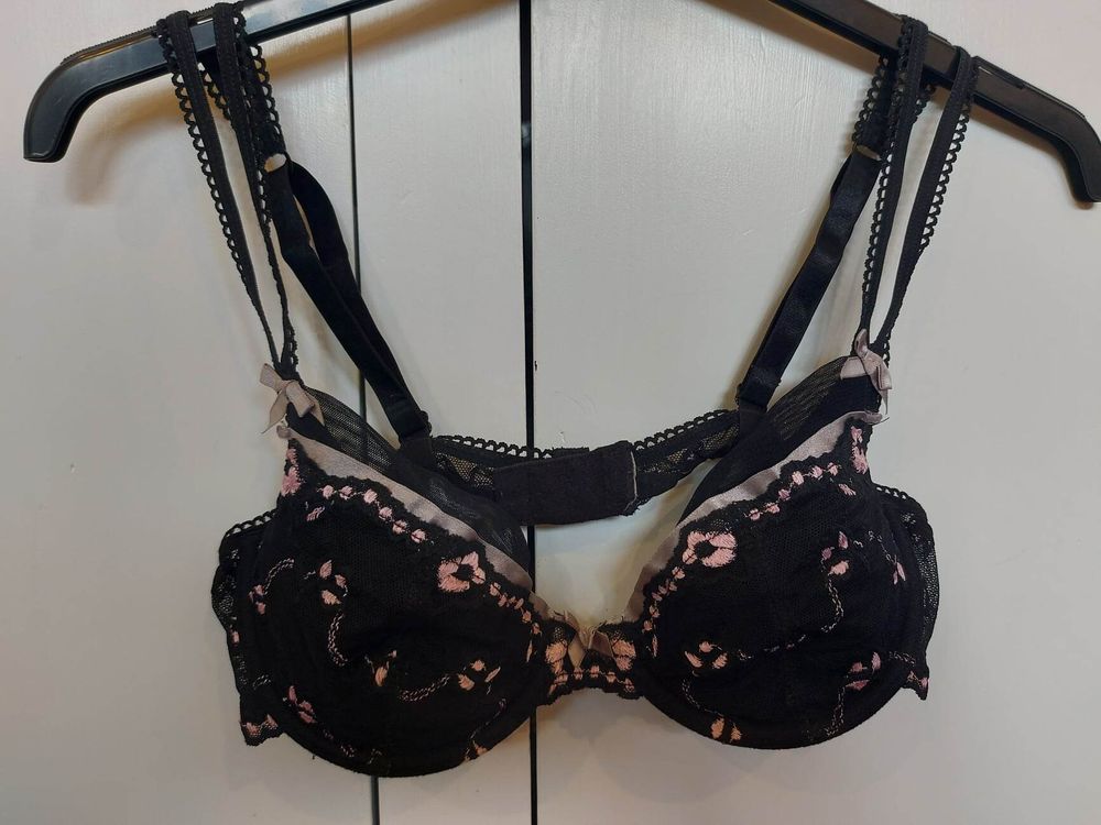 Black lacy bra with attractive split straps