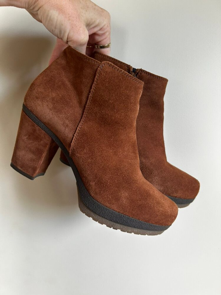 Gadea Brown Suede Ankle Boots