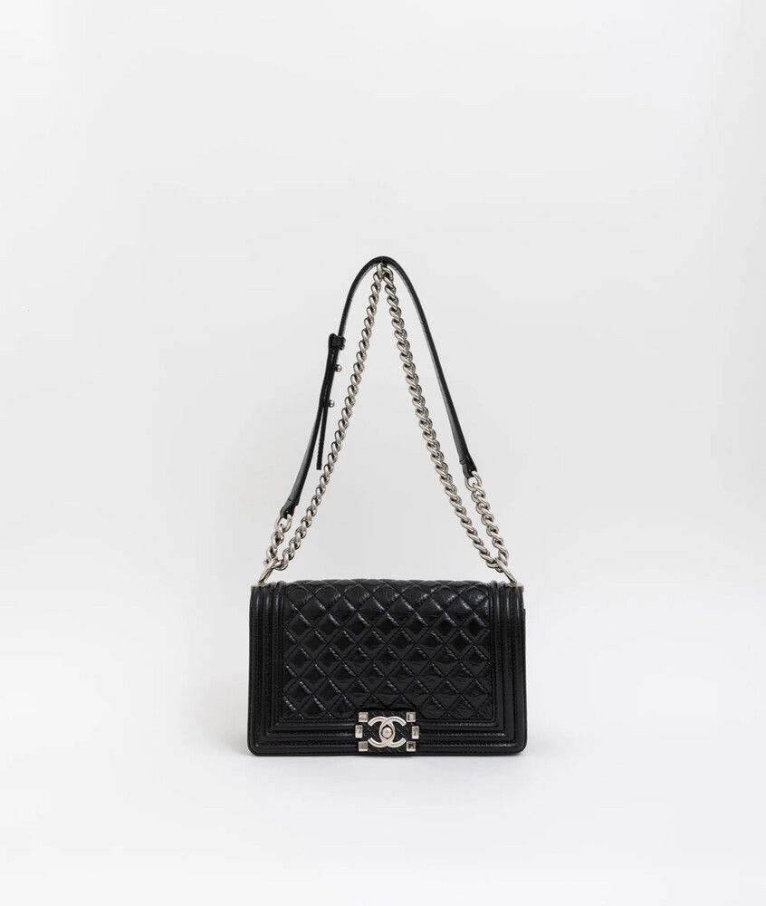 Authenticated Certificate✅ Near NEW Chanel Boy Bag 🖤 medium 🖤 Full packaging 💝