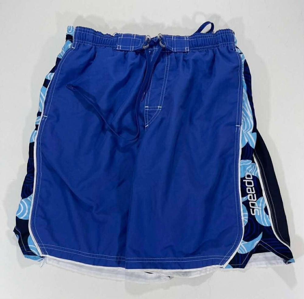VINTAGE BLUE/BLACK SPEEDO SWIM SHORTS WITH WHITE AND BLUE PATTERN (M)