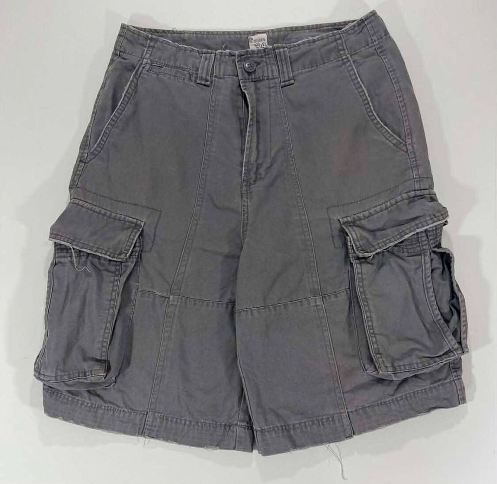 GREY CARGO SHORTS WITH MULTIPLE POCKETS AND A RELAXED FIT (32)