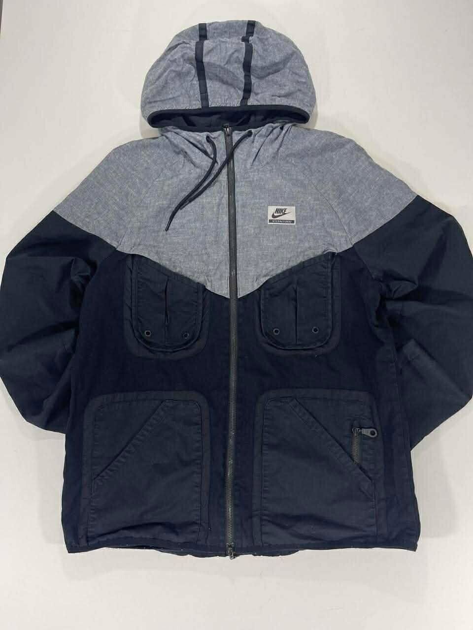 NIKE INTERNATIONAL BLACK AND GREY JACKET (L)